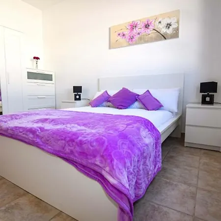 Villa 3-Bed Villa In Playa Blanca With Heated Pool *