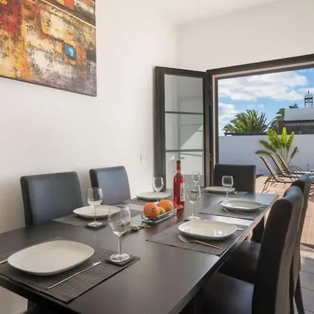 Villa 3-Bed Villa In Playa Blanca With Heated Pool