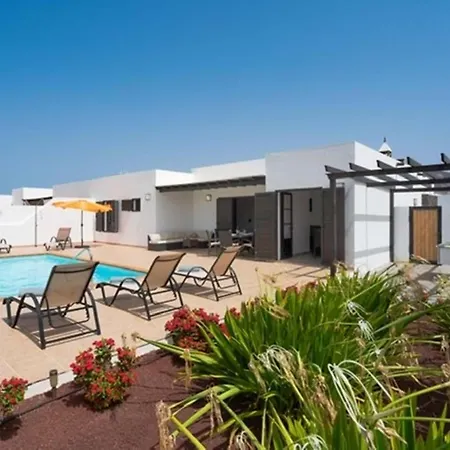 3-Bed Villa In Playa Blanca With Heated Pool Playa Blanca (Lanzarote)