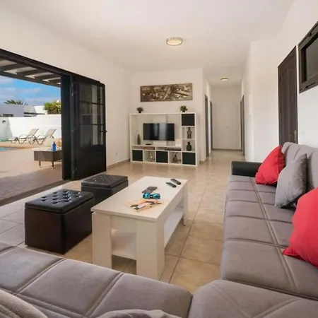 3-Bed Villa In Playa Blanca With Heated Pool Villa Playa Blanca (Lanzarote)