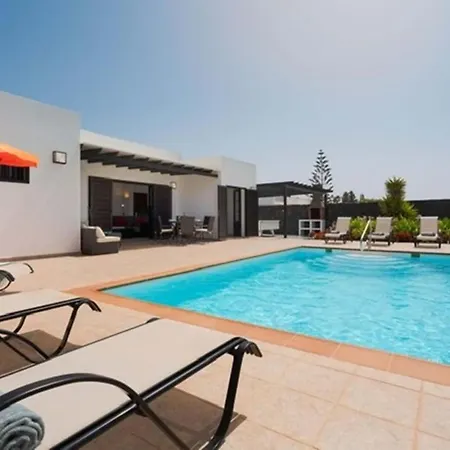 3-Bed Villa In Playa Blanca With Heated Pool * Playa Blanca (Lanzarote)