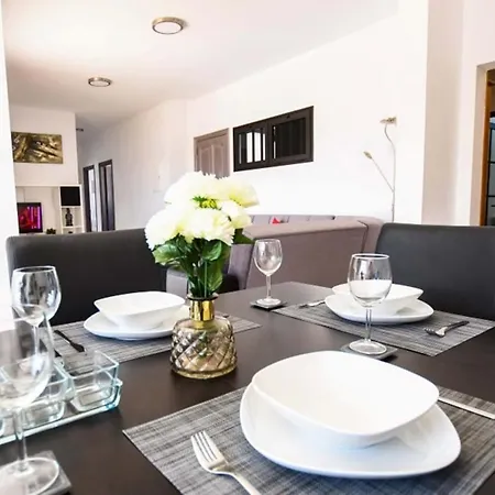 3-Bed Villa In Playa Blanca With Heated Pool * Playa Blanca (Lanzarote)
