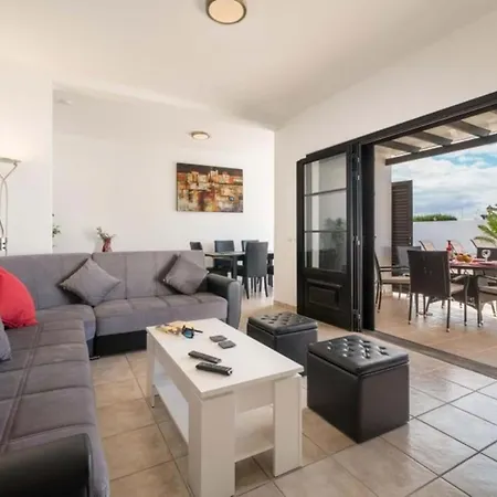 3-Bed Villa In Playa Blanca With Heated Pool Villa *